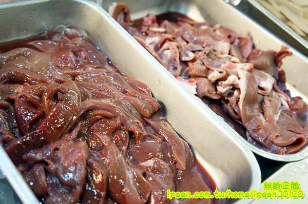 饗宴麻辣火鍋：【台南-東區】吃到飽x新鮮海產...只要$359+10％服務費~明治冰淇淋/豆花/魚冊《饗宴麻辣火鍋》