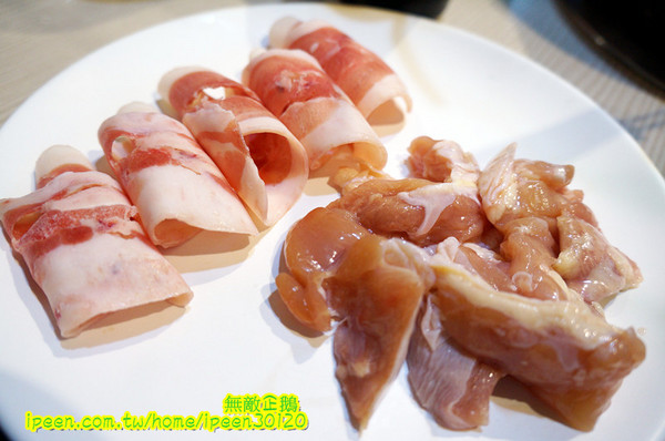 饗宴麻辣火鍋：【台南-東區】吃到飽x新鮮海產...只要$359+10％服務費~明治冰淇淋/豆花/魚冊《饗宴麻辣火鍋》