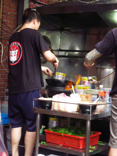 【蘆洲夜市】汪派沙茶羊肉-人潮滿滿的羊肉麵