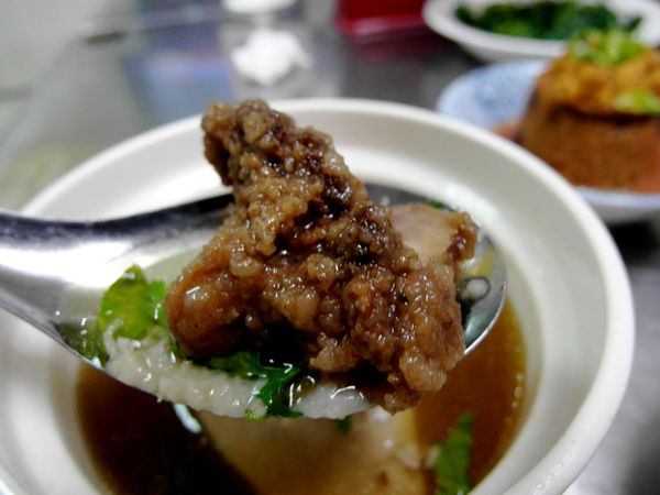 盛記臭豆腐:邀約【六張犁】盛記臭豆腐。名不虛傳的脆皮臭豆腐