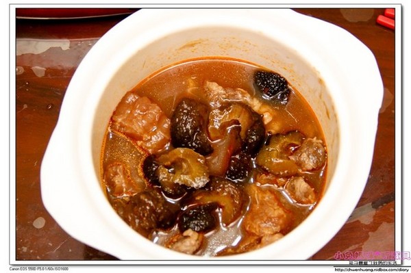 海味街年菜:【宅配年菜推薦】☼老協珍海味街年菜 ☼烏參牛腩煲、無錫子排、櫻花蝦米糕平價美味年菜,加熱就能吃,非常方便♥♥