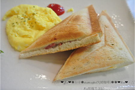 Double Coffee 大坡咖啡屋：【食記】oO。o○。台中　大屯區　Double Coffee 大坡咖啡屋　大亨堡縮小版，雞蛋糕裡包小香腸，新吃法！oO。o○。　