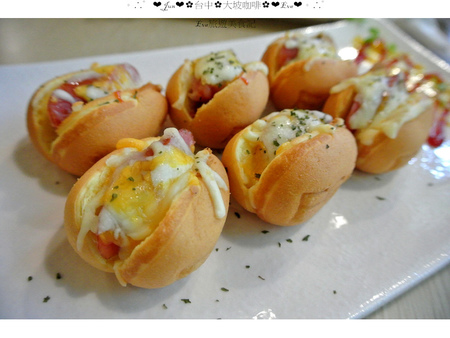 Double Coffee 大坡咖啡屋：【食記】oO。o○。台中　大屯區　Double Coffee 大坡咖啡屋　大亨堡縮小版，雞蛋糕裡包小香腸，新吃法！oO。o○。　
