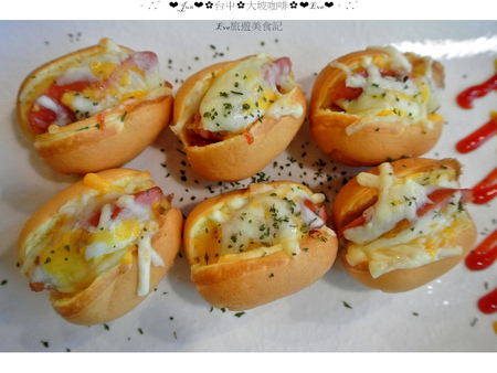 Double Coffee 大坡咖啡屋：【食記】oO。o○。台中　大屯區　Double Coffee 大坡咖啡屋　大亨堡縮小版，雞蛋糕裡包小香腸，新吃法！oO。o○。　