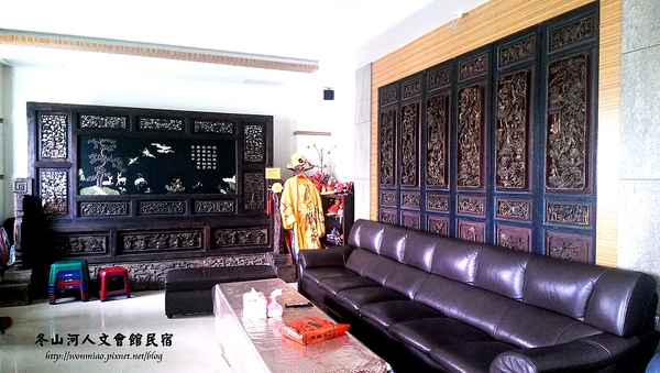 冬山河人文會館:【宜蘭冬山河/住宿推薦】古董傢俱古色古香,幽雅閑靜渡假好地方 ✿✿ 冬山河人文會館民宿 ✿✿ (附早餐, 停車場)