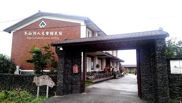 冬山河人文會館:【宜蘭冬山河/住宿推薦】古董傢俱古色古香,幽雅閑靜渡假好地方 ✿✿ 冬山河人文會館民宿 ✿✿ (附早餐, 停車場)