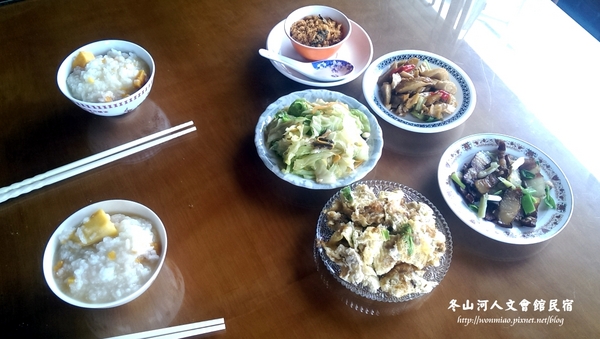 冬山河人文會館:【宜蘭冬山河/住宿推薦】古董傢俱古色古香,幽雅閑靜渡假好地方 ✿✿ 冬山河人文會館民宿 ✿✿ (附早餐, 停車場)