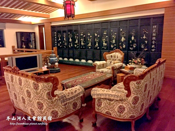 冬山河人文會館:【宜蘭冬山河/住宿推薦】古董傢俱古色古香,幽雅閑靜渡假好地方 ✿✿ 冬山河人文會館民宿 ✿✿ (附早餐, 停車場)