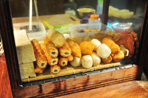 御佃丸手作煮物：【高雄】河堤社區旁的龍貓fu黑輪攤．御佃丸．桑尼瘦不了