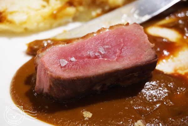 LE PASSAGE法國料理：【星羽愛美食-台中】日本帥主廚烹調精緻法國料理，媲美菲力口感的超美味鴨胸，一生至少要品嘗一次!!~LE PASSAGE。