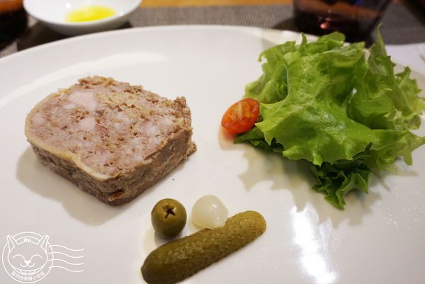 LE PASSAGE法國料理：【星羽愛美食-台中】日本帥主廚烹調精緻法國料理，媲美菲力口感的超美味鴨胸，一生至少要品嘗一次!!~LE PASSAGE。