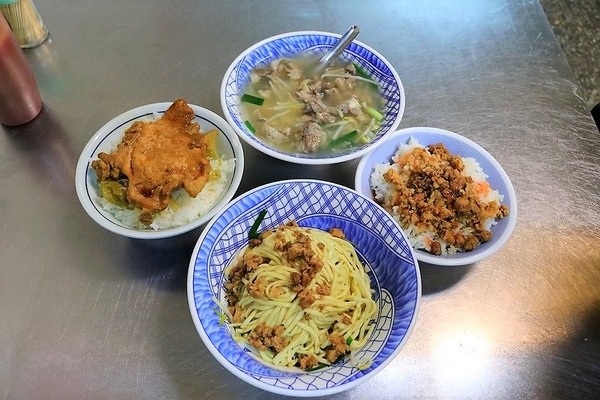 黑松趩仔麵：【彰化食記】彰化鹿港第一市場~黑松趩仔麵排隊在地古早味銅板美食