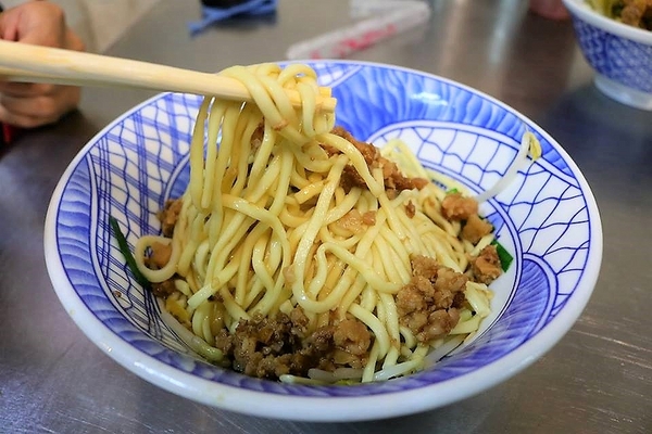 黑松趩仔麵：【彰化食記】彰化鹿港第一市場~黑松趩仔麵排隊在地古早味銅板美食