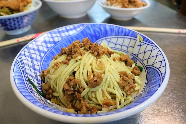 黑松趩仔麵：【彰化食記】彰化鹿港第一市場~黑松趩仔麵排隊在地古早味銅板美食