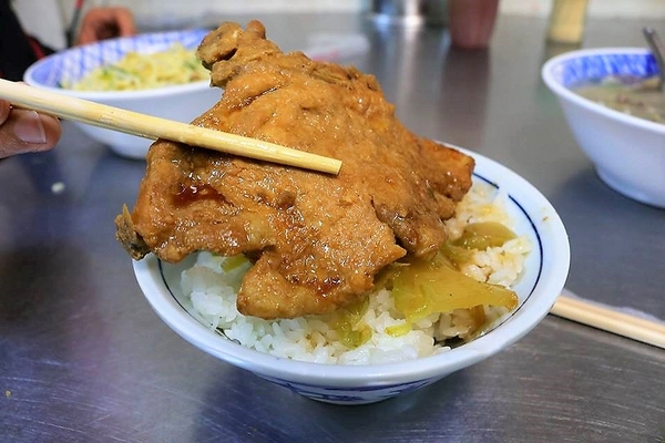 黑松趩仔麵：【彰化食記】彰化鹿港第一市場~黑松趩仔麵排隊在地古早味銅板美食