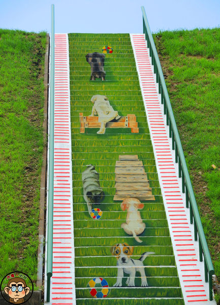 蘆洲環河大道(永樂街口)彩繪狗階梯：作伙來企投【新北三重蘆洲･永福一家人 V.S 彩繪狗階梯】夯景點打卡去