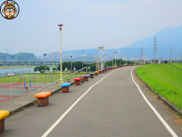 蘆洲環河大道(永樂街口)彩繪狗階梯：作伙來企投【新北三重蘆洲･永福一家人 V.S 彩繪狗階梯】夯景點打卡去