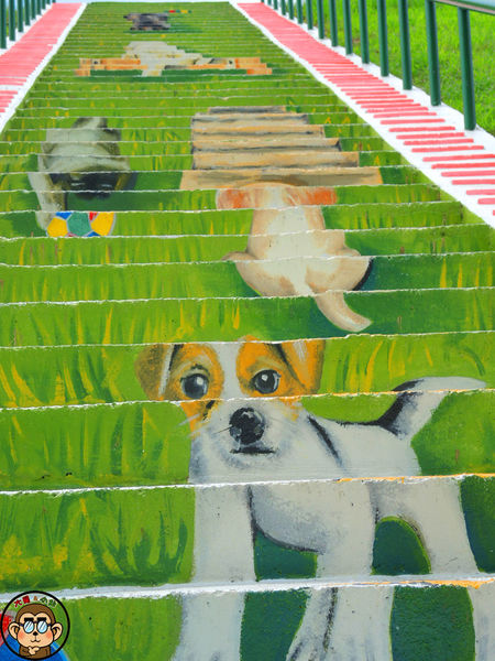 蘆洲環河大道(永樂街口)彩繪狗階梯：作伙來企投【新北三重蘆洲･永福一家人 V.S 彩繪狗階梯】夯景點打卡去