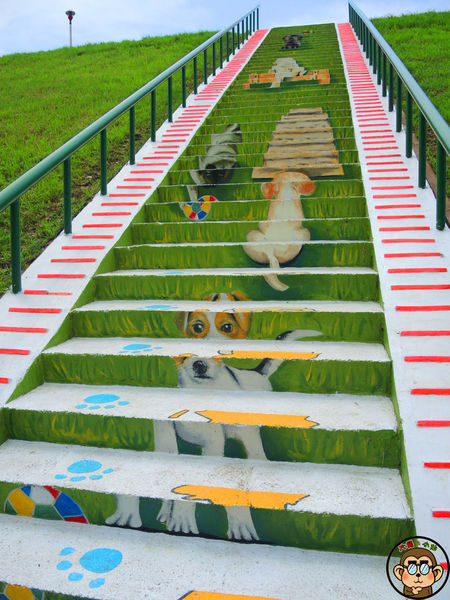 蘆洲環河大道(永樂街口)彩繪狗階梯：作伙來企投【新北三重蘆洲･永福一家人 V.S 彩繪狗階梯】夯景點打卡去