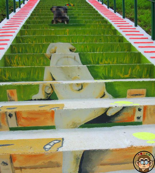蘆洲環河大道(永樂街口)彩繪狗階梯：作伙來企投【新北三重蘆洲･永福一家人 V.S 彩繪狗階梯】夯景點打卡去
