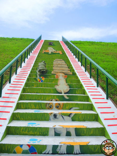 蘆洲環河大道(永樂街口)彩繪狗階梯：作伙來企投【新北三重蘆洲･永福一家人 V.S 彩繪狗階梯】夯景點打卡去