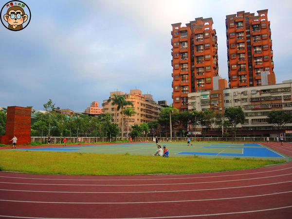 蘆洲環河大道(永樂街口)彩繪狗階梯：作伙來企投【新北三重蘆洲･永福一家人 V.S 彩繪狗階梯】夯景點打卡去