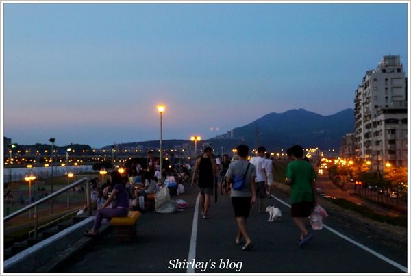蘆洲環河大道(永樂街口)彩繪狗階梯：蘆洲‧環堤大道寵物彩繪階梯