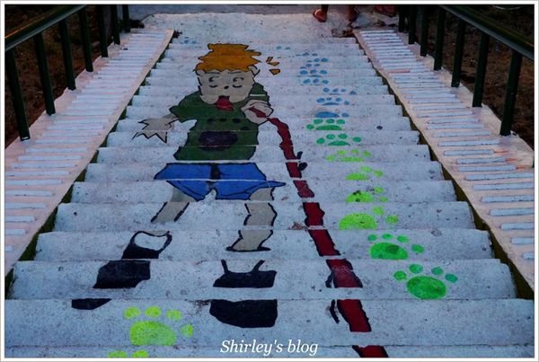 蘆洲環河大道(永樂街口)彩繪狗階梯：蘆洲‧環堤大道寵物彩繪階梯