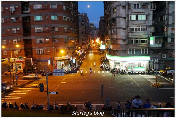 蘆洲環河大道(永樂街口)彩繪狗階梯：蘆洲‧環堤大道寵物彩繪階梯