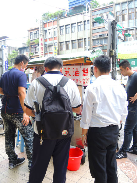 陳記蔥油餅:呷飽祙【新北三重・陳記蔥油餅】排隊銷魂蔥油餅