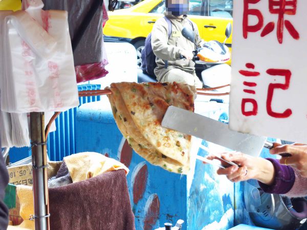 【三重美食】陳記蔥油餅-重新路上的人氣蔥油餅