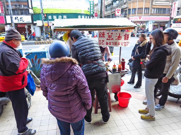 【三重美食】陳記蔥油餅-重新路上的人氣蔥油餅
