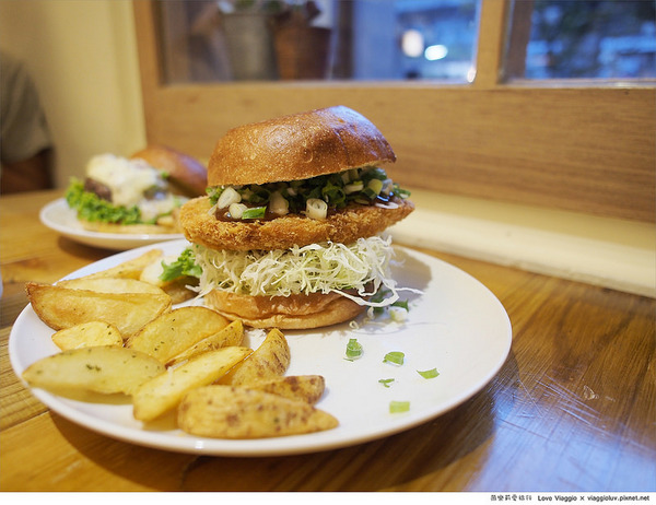 田樂三店 學院店：【台中 Taichung】田樂學院店 舊公寓改造餐廳之創意漢堡料理 For farm