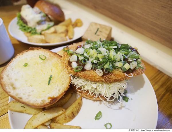 田樂三店 學院店：【台中 Taichung】田樂學院店 舊公寓改造餐廳之創意漢堡料理 For farm