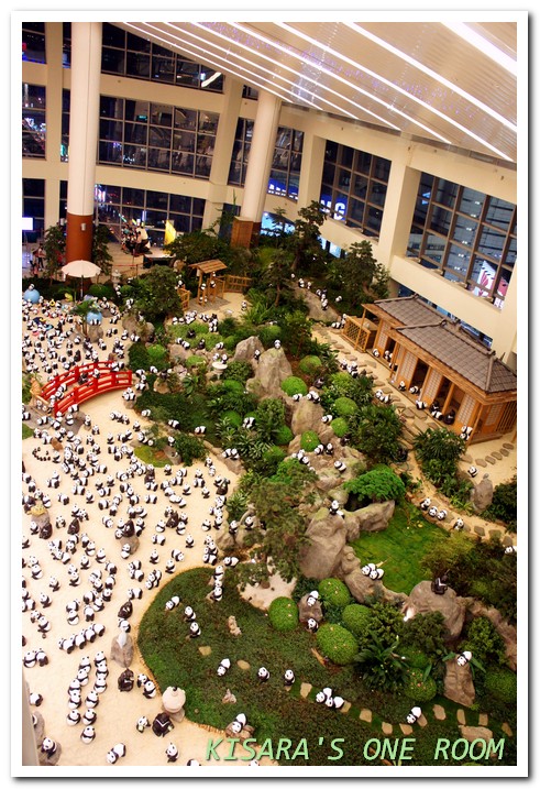 Let's SOGO! 黑白雙熊公益認養特展(台北SOGO場)：日式庭園裡的胖達大軍──1600貓熊世界之旅@SOGO