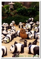 Let's SOGO! 黑白雙熊公益認養特展(台北SOGO場)：日式庭園裡的胖達大軍──1600貓熊世界之旅@SOGO