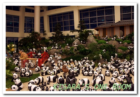 Let's SOGO! 黑白雙熊公益認養特展(台北SOGO場)：日式庭園裡的胖達大軍──1600貓熊世界之旅@SOGO