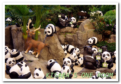 Let's SOGO! 黑白雙熊公益認養特展(台北SOGO場)：日式庭園裡的胖達大軍──1600貓熊世界之旅@SOGO