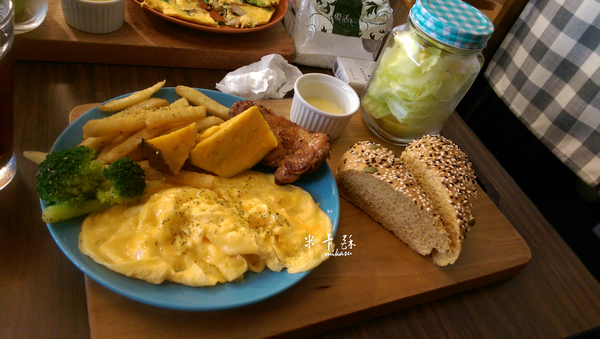 路也食光： 【高雄/食﹡鳳山】住宅區的早午餐．主力烘蛋餐點．路也食光