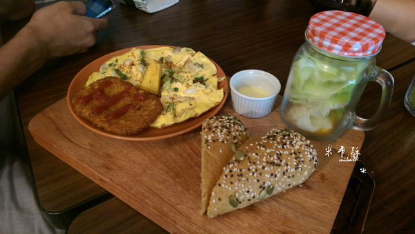 路也食光： 【高雄/食﹡鳳山】住宅區的早午餐．主力烘蛋餐點．路也食光