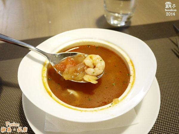 Fusion 融義.私廚：隱藏在巷弄內的義法料理「Fusion融義‧私廚」，海大蝦跟鱸魚好威~