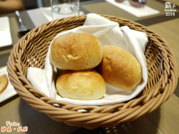 Fusion 融義.私廚：隱藏在巷弄內的義法料理「Fusion融義‧私廚」，海大蝦跟鱸魚好威~