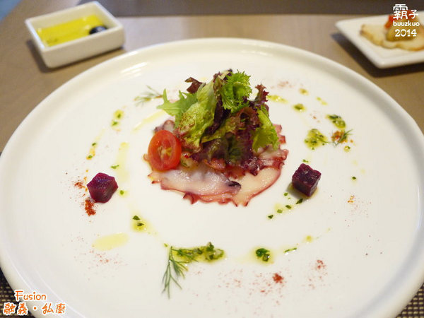 Fusion 融義.私廚：隱藏在巷弄內的義法料理「Fusion融義‧私廚」，海大蝦跟鱸魚好威~
