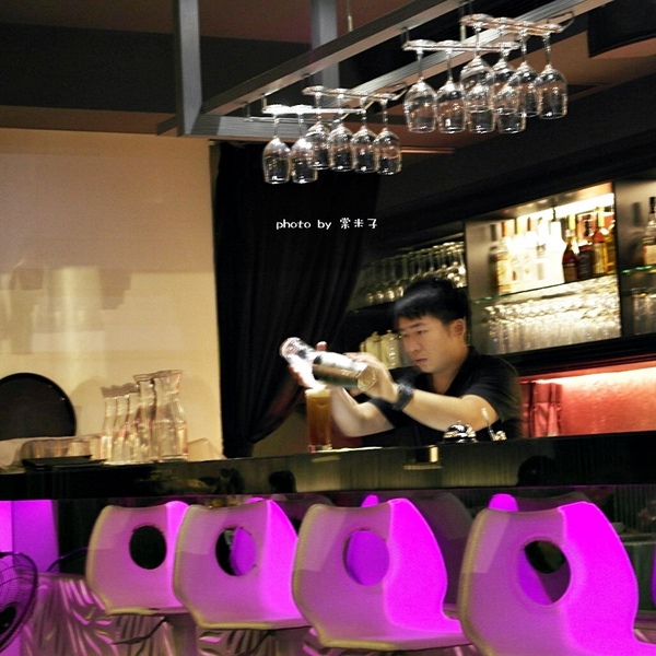 Mumu小巴黎：台南中西區]mumu小巴黎-精緻料理X微醺飲品!!推各種調酒，杯杯炫目迷人!豬腰肉排香唷!!