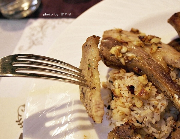 Mumu小巴黎：台南中西區]mumu小巴黎-精緻料理X微醺飲品!!推各種調酒，杯杯炫目迷人!豬腰肉排香唷!!