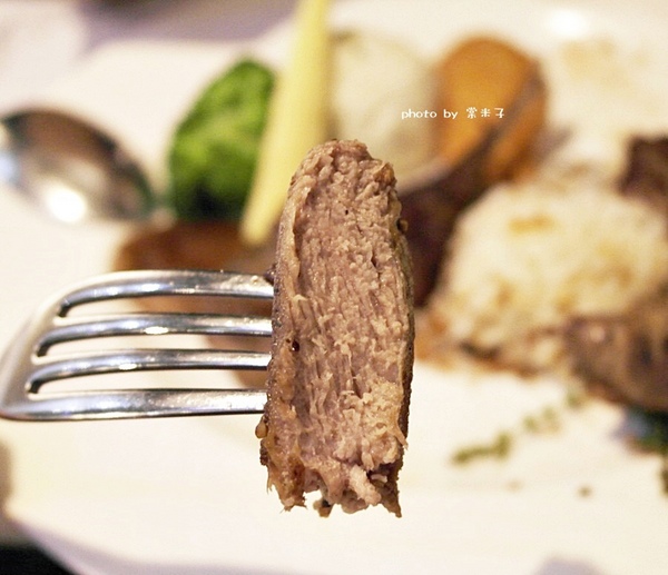 Mumu小巴黎：台南中西區]mumu小巴黎-精緻料理X微醺飲品!!推各種調酒，杯杯炫目迷人!豬腰肉排香唷!!