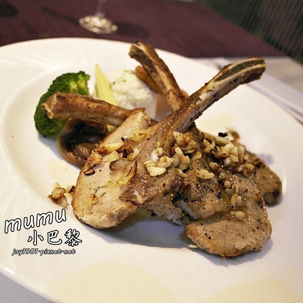 Mumu小巴黎：台南中西區]mumu小巴黎-精緻料理X微醺飲品!!推各種調酒，杯杯炫目迷人!豬腰肉排香唷!!