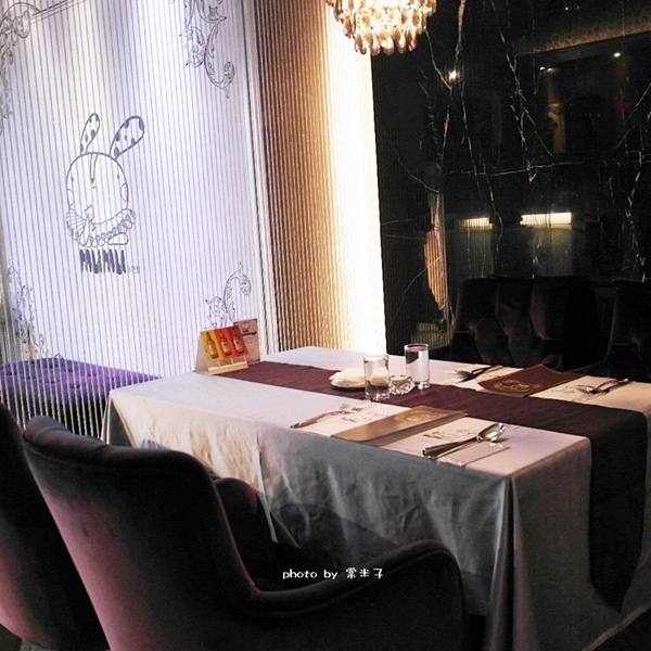 Mumu小巴黎：台南中西區]mumu小巴黎-精緻料理X微醺飲品!!推各種調酒，杯杯炫目迷人!豬腰肉排香唷!!