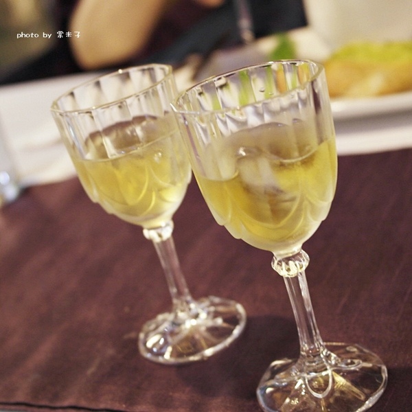 Mumu小巴黎：台南中西區]mumu小巴黎-精緻料理X微醺飲品!!推各種調酒，杯杯炫目迷人!豬腰肉排香唷!!