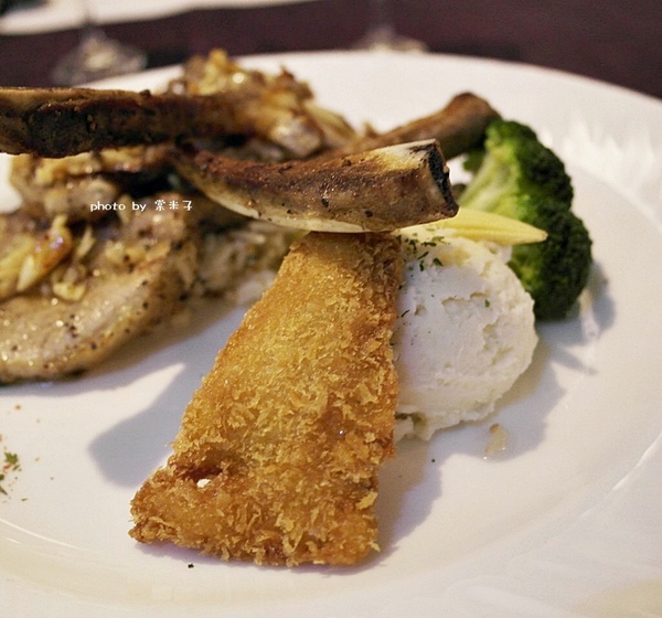 Mumu小巴黎：台南中西區]mumu小巴黎-精緻料理X微醺飲品!!推各種調酒，杯杯炫目迷人!豬腰肉排香唷!!